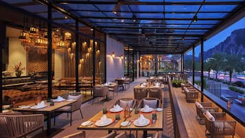 Breakfast and lunch served, garden views