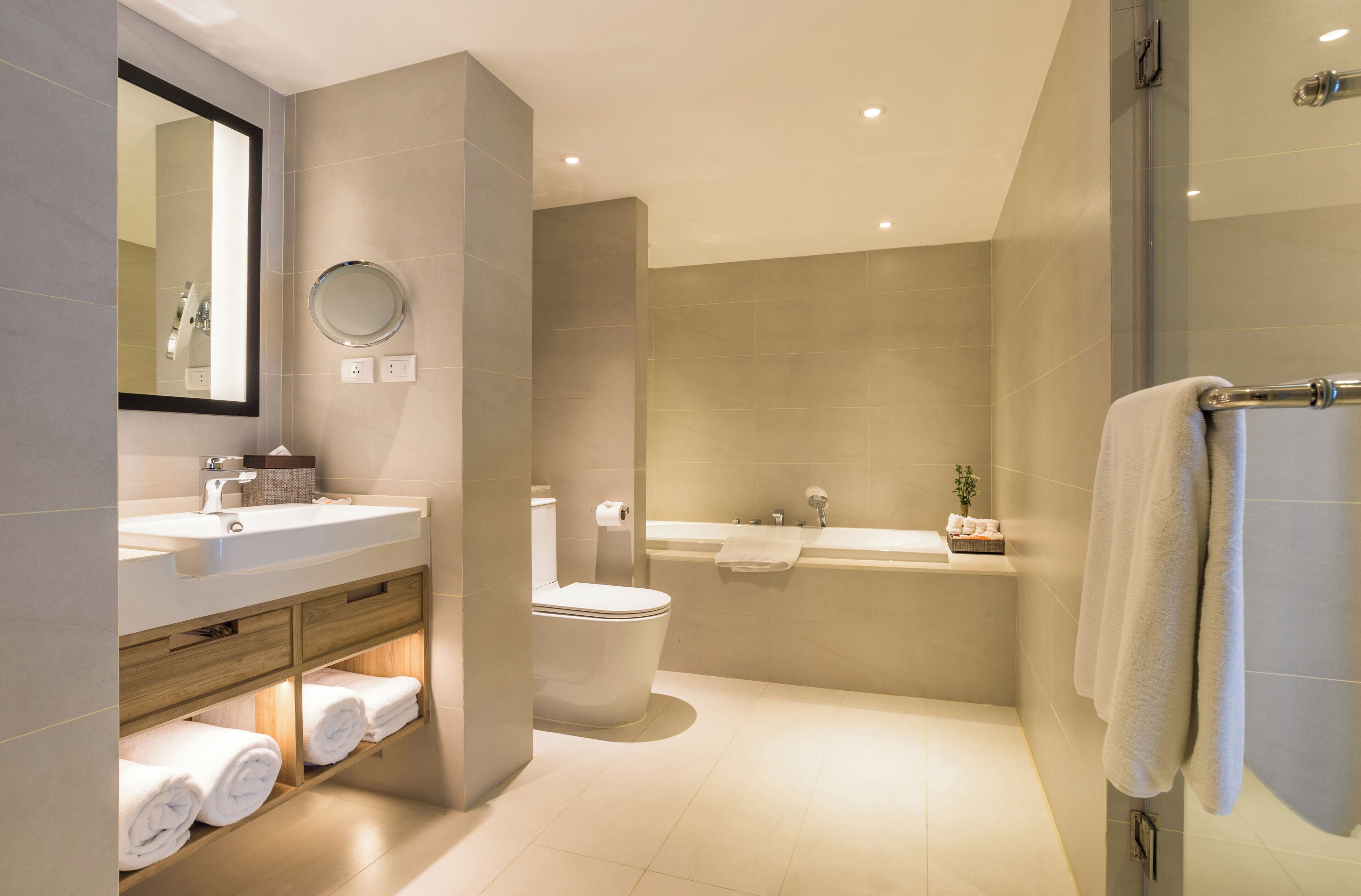Un baño moderno con lavamanos, inodoro y bañera.