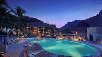 2 utendørsbassenger, bassengparasoller og solsenger