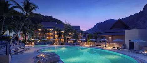 2 albercas al aire libre, sombrillas en la alberca y camastros