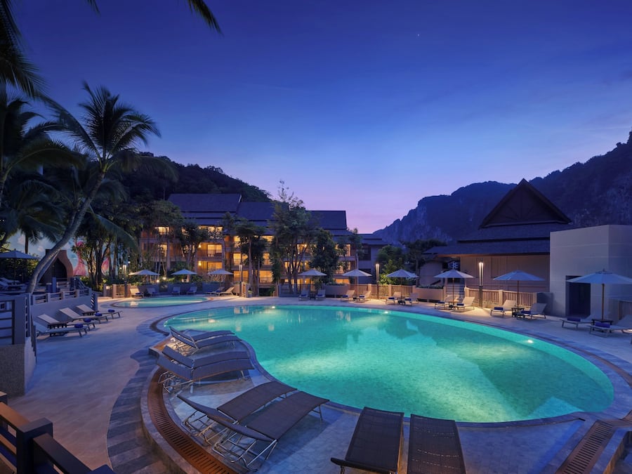 2 piscinas externas, funciona das 7h às 19h, guarda-sóis