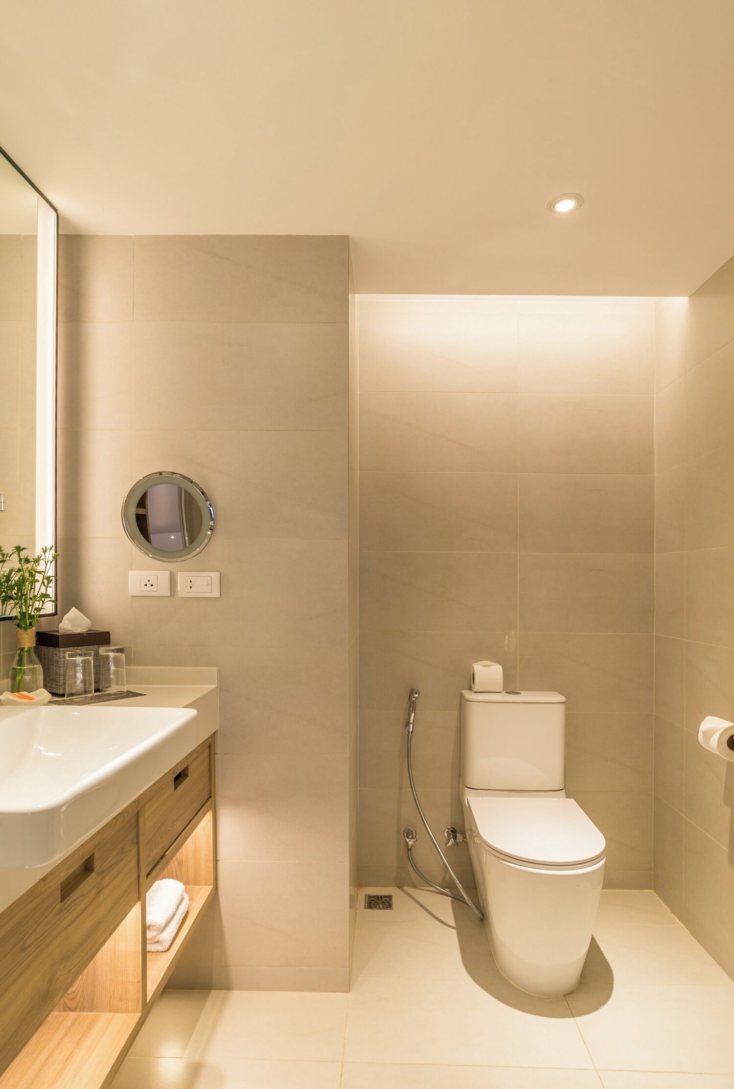 Shower, hydromassage showerhead, free toiletries, hair dryer