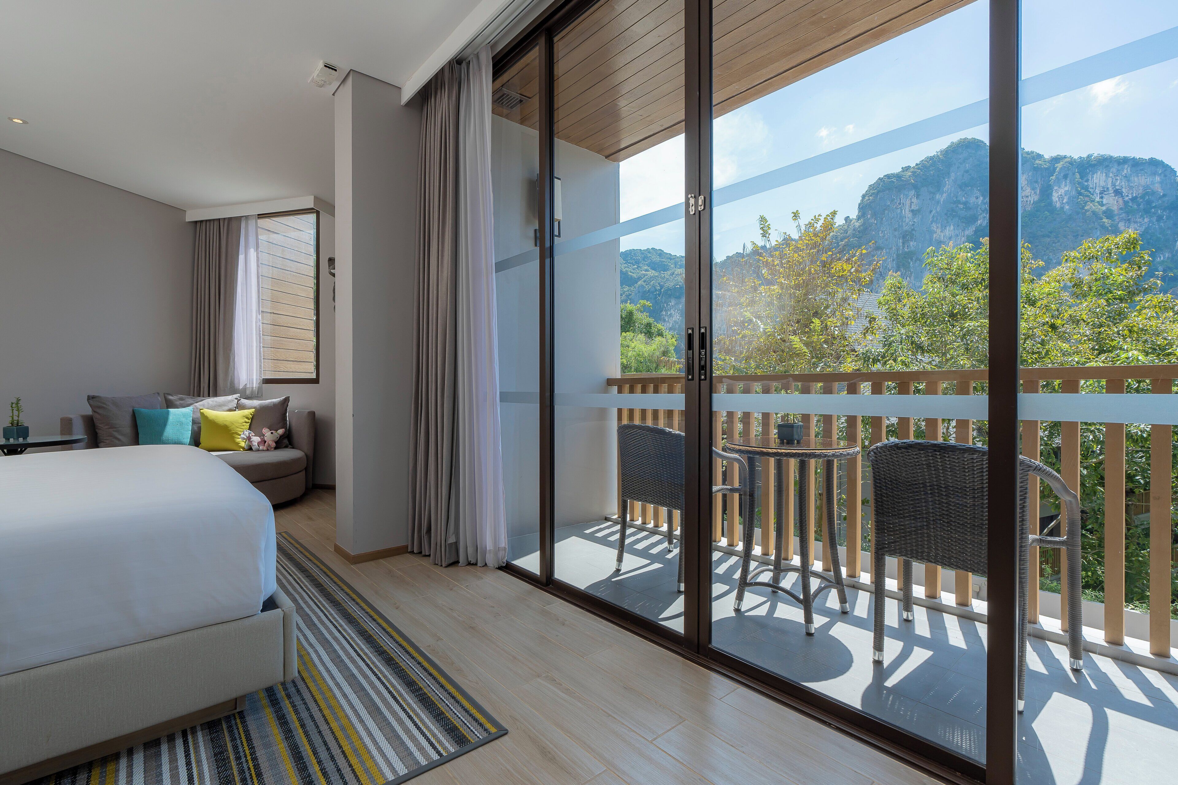 1 bedroom, premium bedding, memory-foam beds, minibar