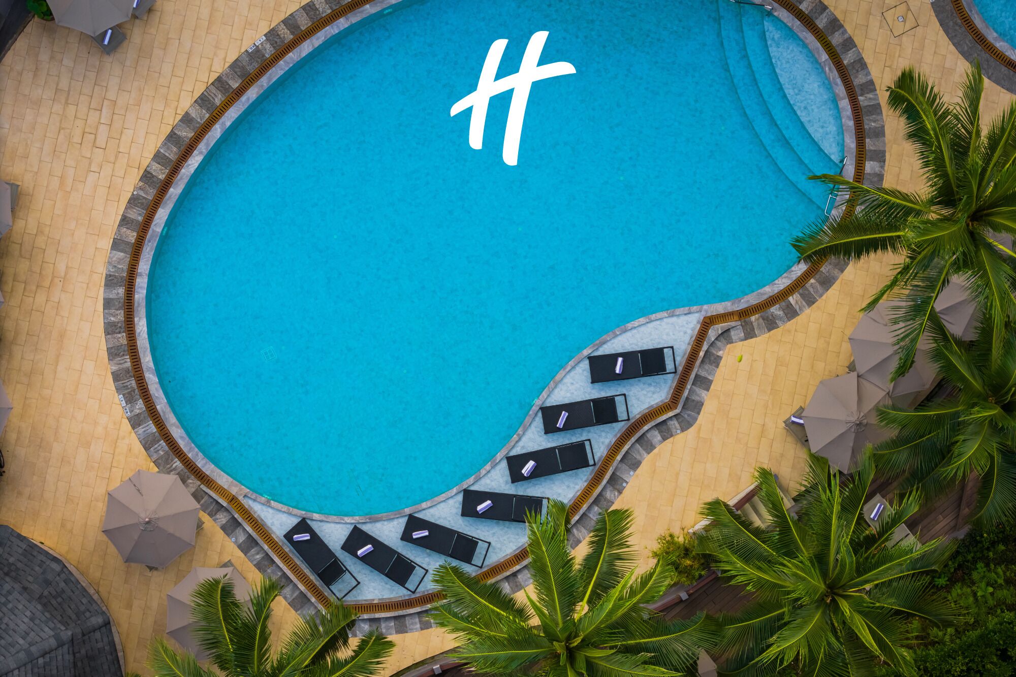 2 piscinas externas, funciona das 7h às 19h, guarda-sóis