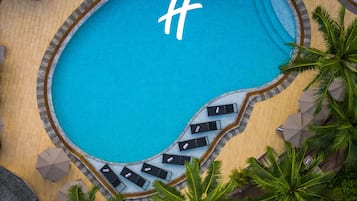 2 utomhuspooler, öppet 07.00 till 19.00, parasoller och solstolar