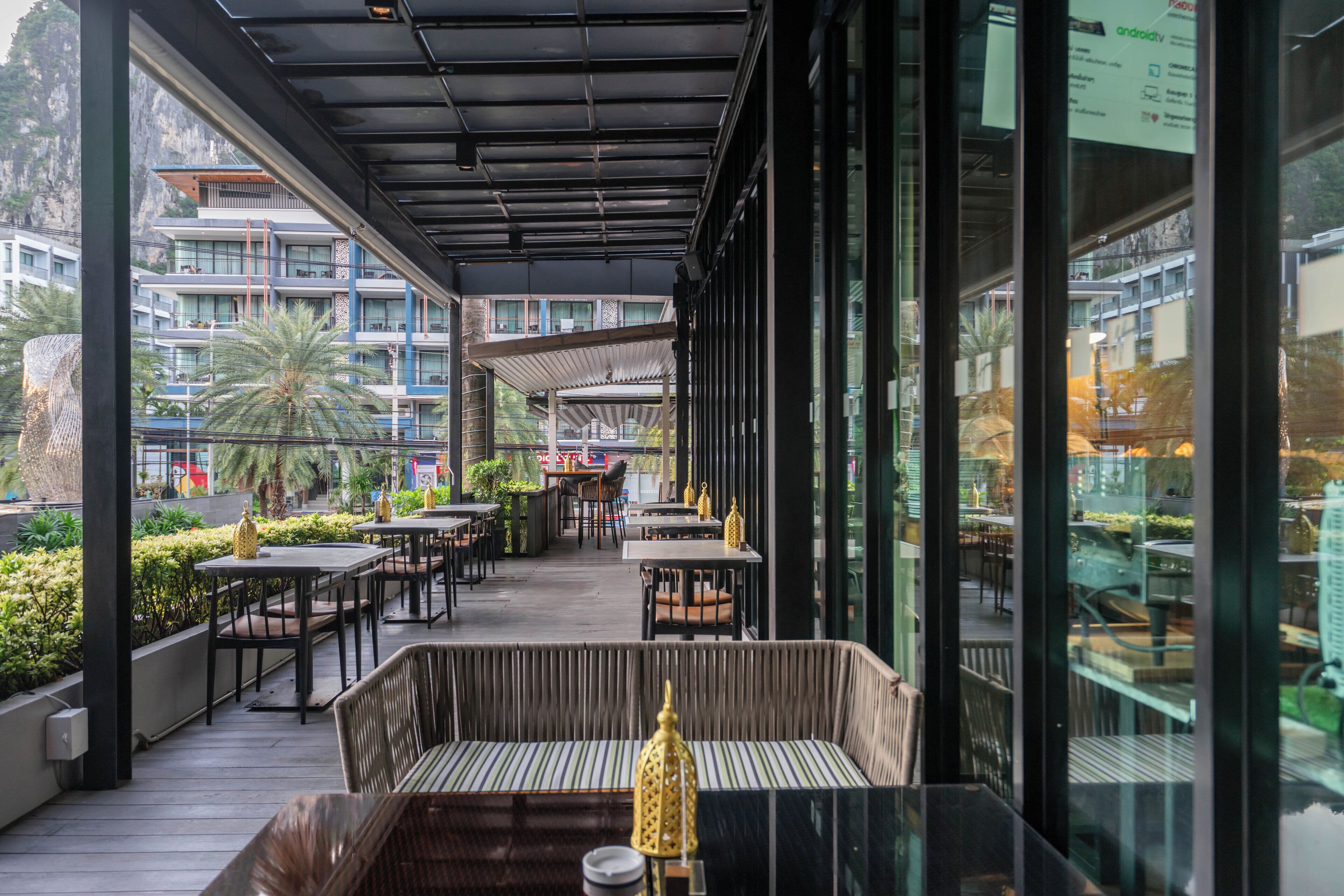 breakfast and lunch served, garden views