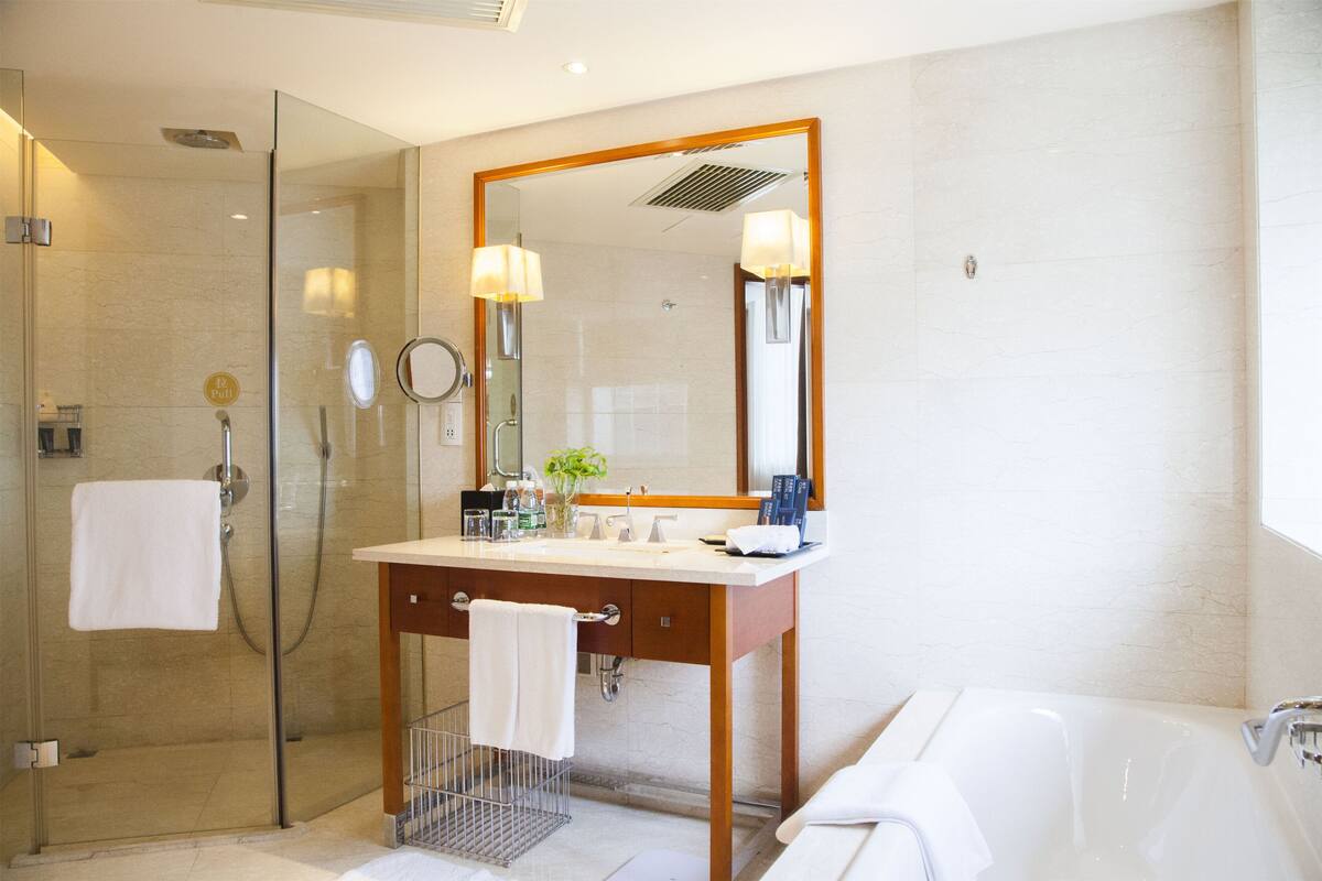 suite, 1 bedroom, non smoking | bathroom | separate bathtub and shower, deep-soaking bathtub, rainfall showerhead