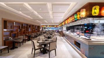 2 restaurants, serveren ontbijt