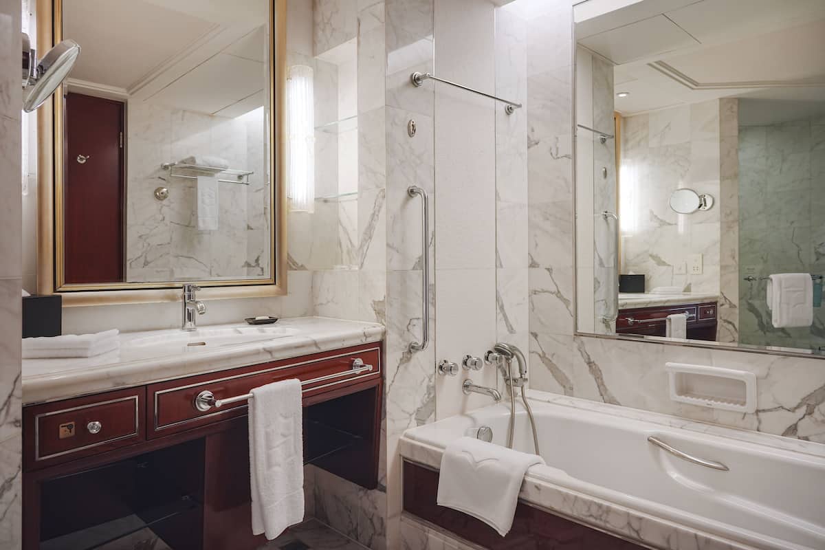 separate bathtub and shower, rainfall showerhead, free toiletries