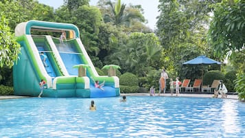 Área de juegos infantiles al aire libre