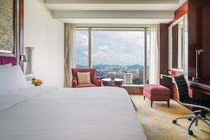 Premium bedding, down comforters, free minibar items, in-room safe - Shangri-La Guangzhou (Guangzhou)