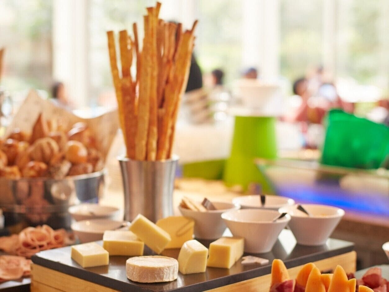 Daily buffet breakfast (CNY 254 per person)