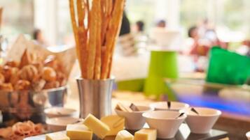 Daily buffet breakfast (CNY 254 per person)