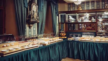 Desayuno buffet diario (EUR 15 por persona)