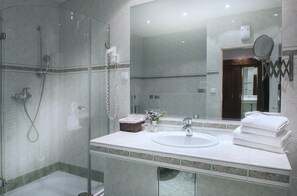 Phòng Deluxe | Phòng tắm | Vòi sen/bồn tắm kết hợp, đồ dùng nhà tắm miễn phí, máy sấy tóc 