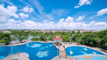 Una piscina al aire libre