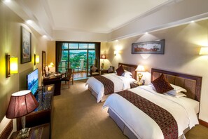 Lake View King Room | Minibar, in-room safe, desk, blackout curtains - Heshan Country Garden Phoenix Hotel (Jiangmen)