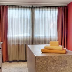 Couples treatment room(s), sauna, Turkish bath/hammam, body treatments