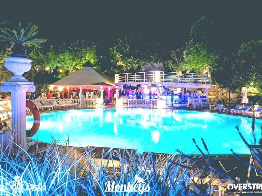 Seasonal outdoor pool, open 9:00 AM to 7:00 PM, pool umbrellas