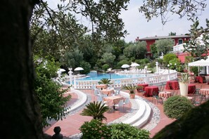 Seasonal outdoor pool, open 9:00 AM to 7:00 PM, pool umbrellas - Villa Pigalle (Tezze sul Brenta)