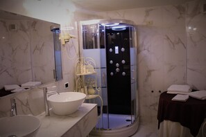 Romantic Studio Suite (Master) | Bathroom | Hair dryer, slippers, bidet, towels - Villa Pigalle (Tezze sul Brenta)