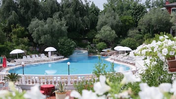 Piscina stagionale all'aperto, ombrelloni da piscina, lettini