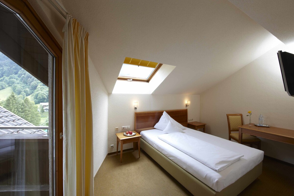 Single Room | Premium bedding, in-room safe, desk, free cots/infant beds