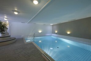 Inomhuspool och solstolar