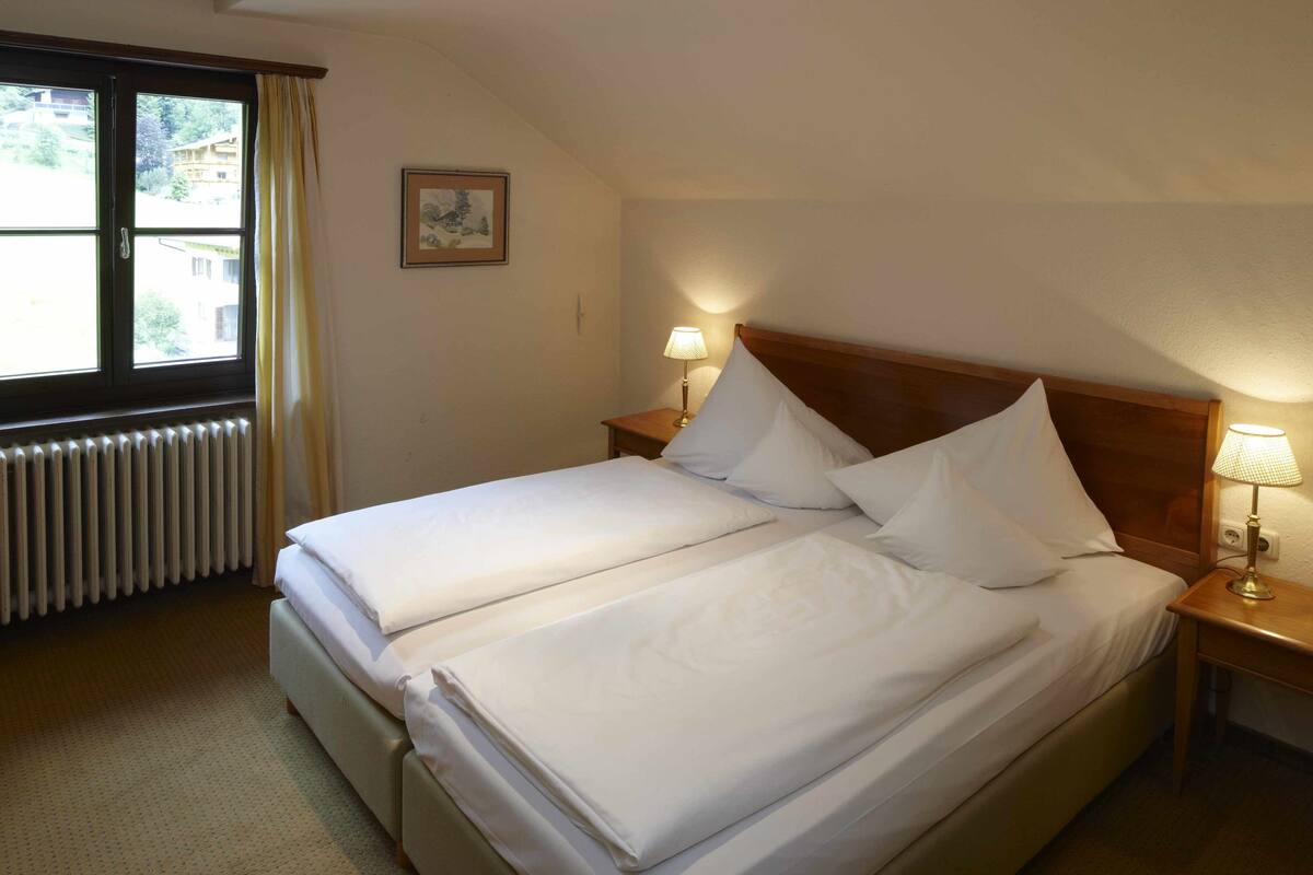 Premium bedding, in-room safe, desk, free cots/infant beds