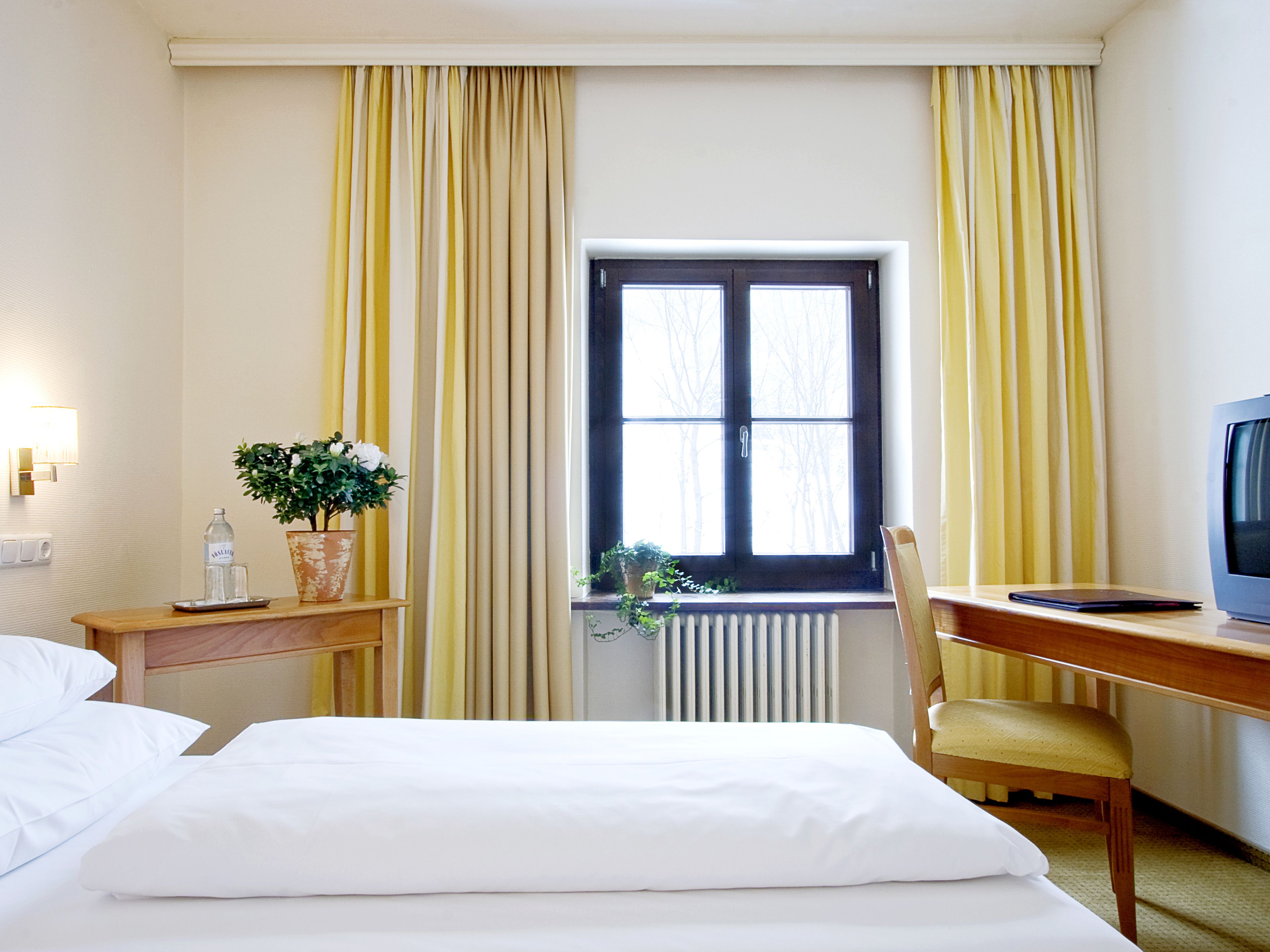 standard double room | premium bedding, in-room safe, desk, free cots/infant beds