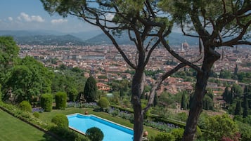 Una piscina al aire libre de temporada