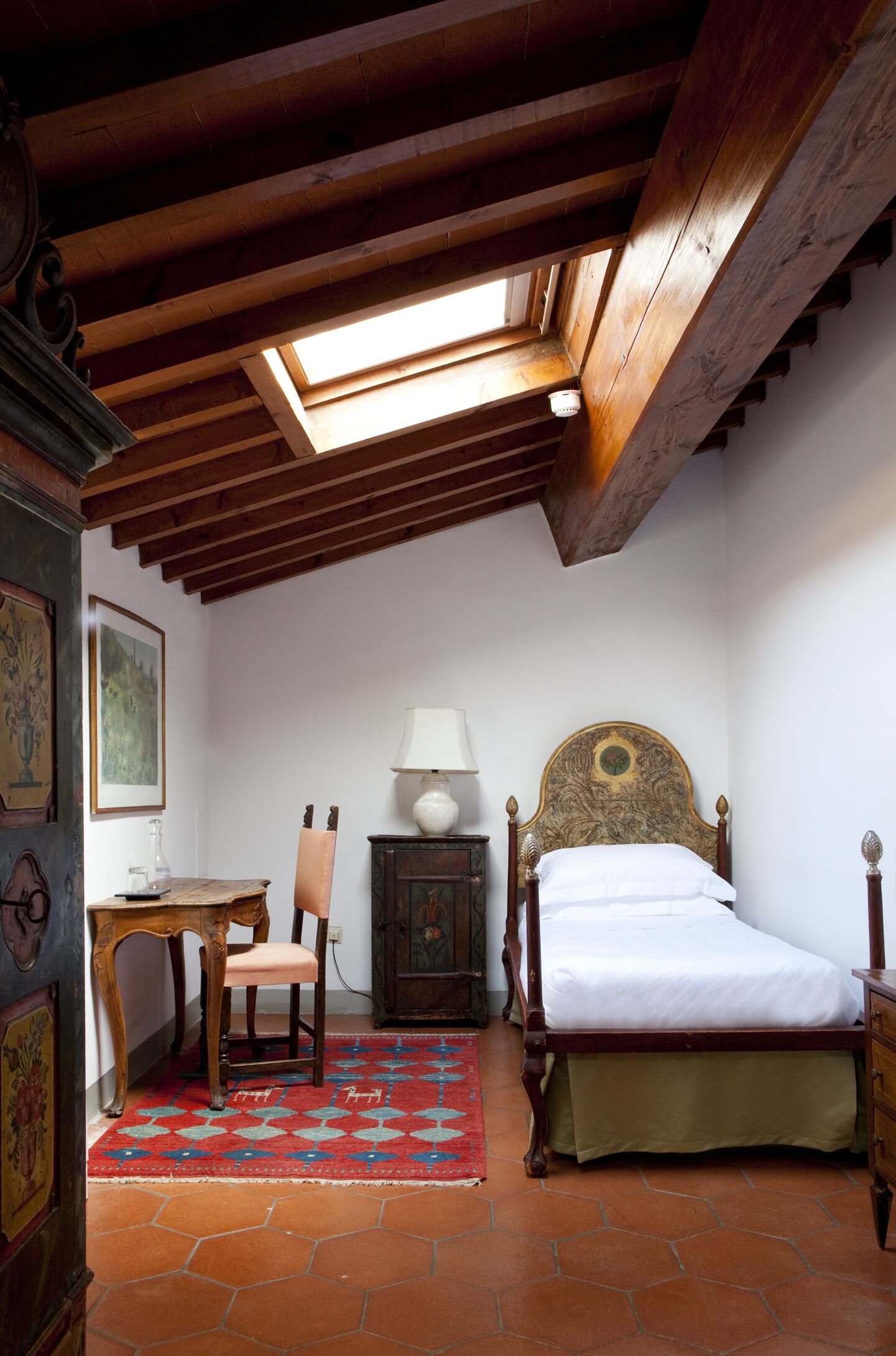 single room | minibar, in-room safe, desk, cots/infant beds