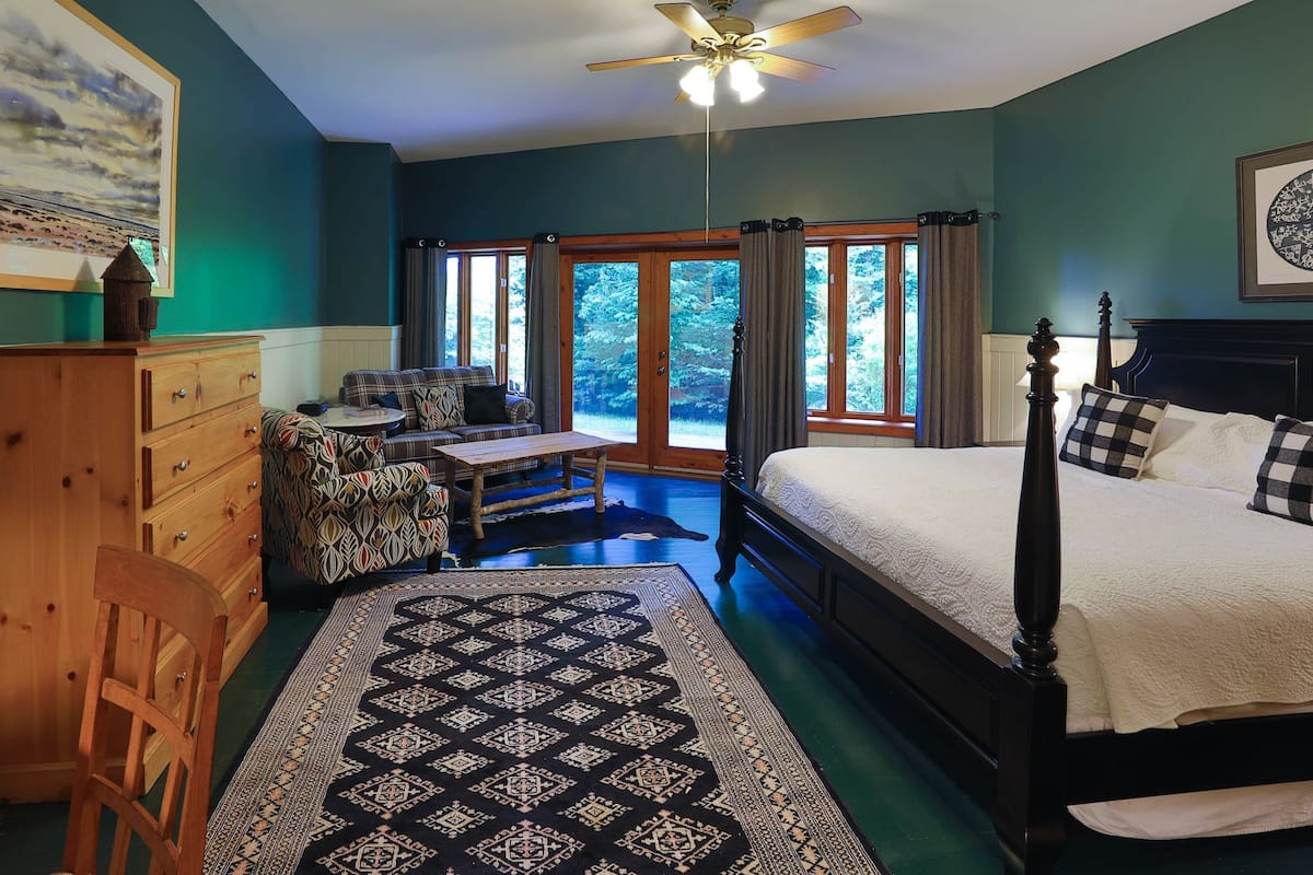 Premier Studio Suite, 1 King Bed, Patio, River View