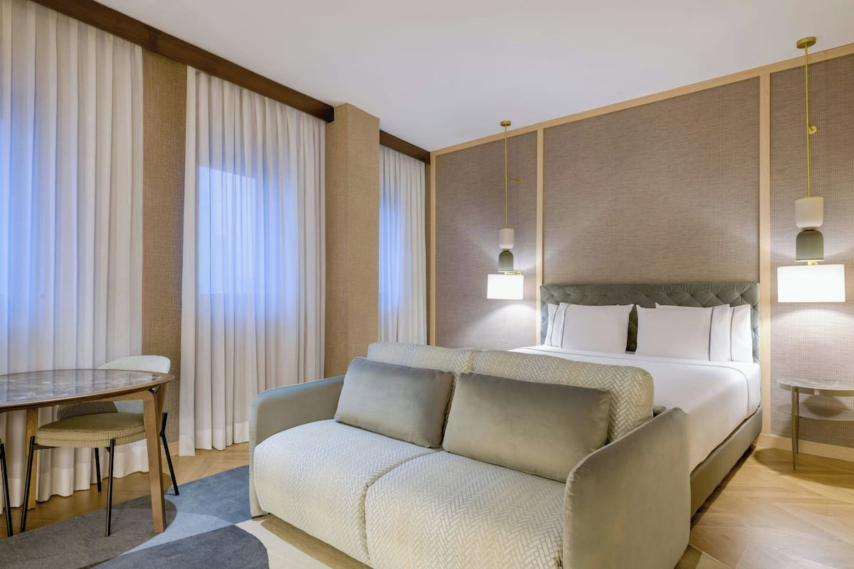 Habitación estándar, 1 cama de matrimonio grande con sofá cama, vistas a la ciudad | Ropa de cama de alta calidad, edredones de plumas, minibar y caja fuerte