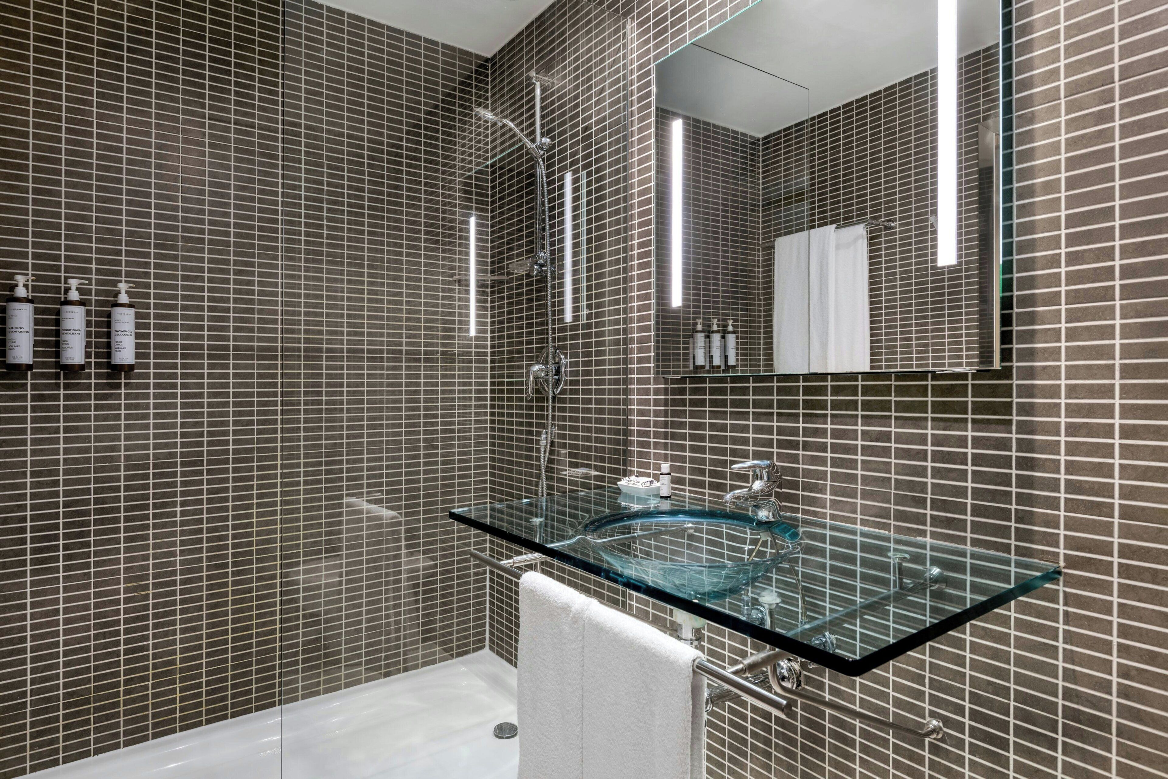 standard room, 1 queen bed, non smoking | bathroom | combined shower/bathtub, designer toiletries, hair dryer, bidet