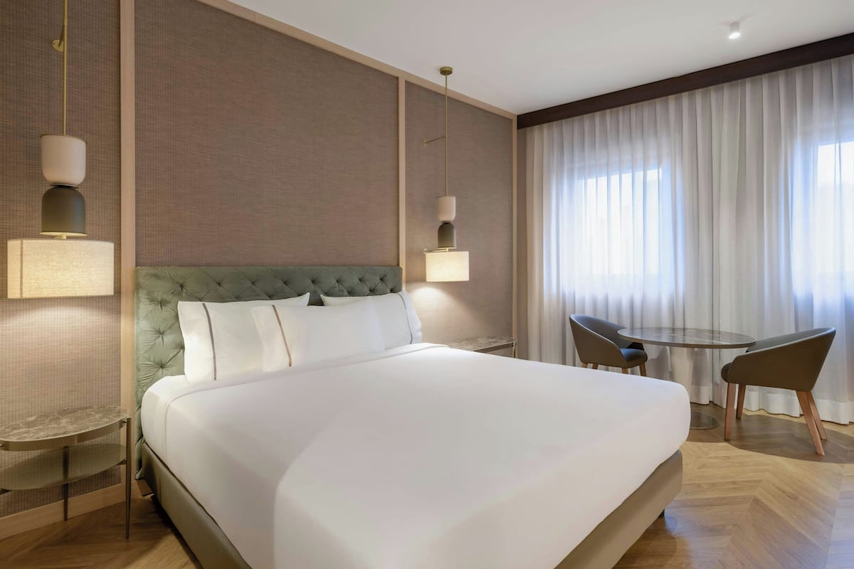 Habitación estándar, 1 cama de matrimonio, no fumadores | Ropa de cama de alta calidad, edredones de plumas, minibar y caja fuerte