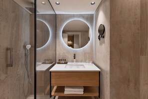 Een bad/douchecombinatie, gratis toiletartikelen, een haardroger