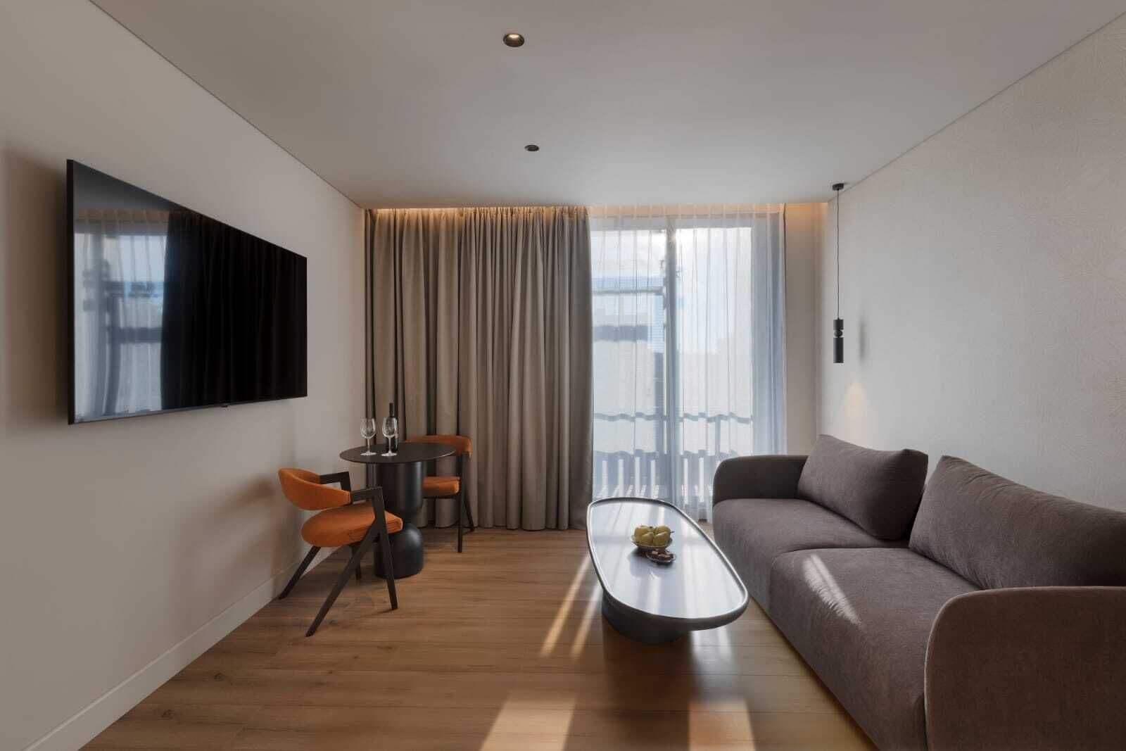 Habitación familiar, varias camas | Zona de estar | Una televisión de pantalla plana