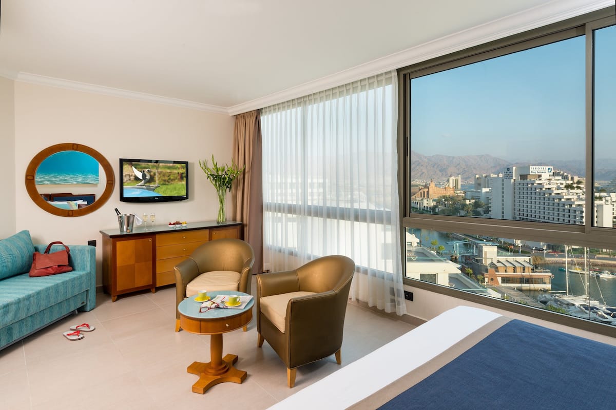 deluxe family | 1 bedroom, minibar, in-room safe, desk