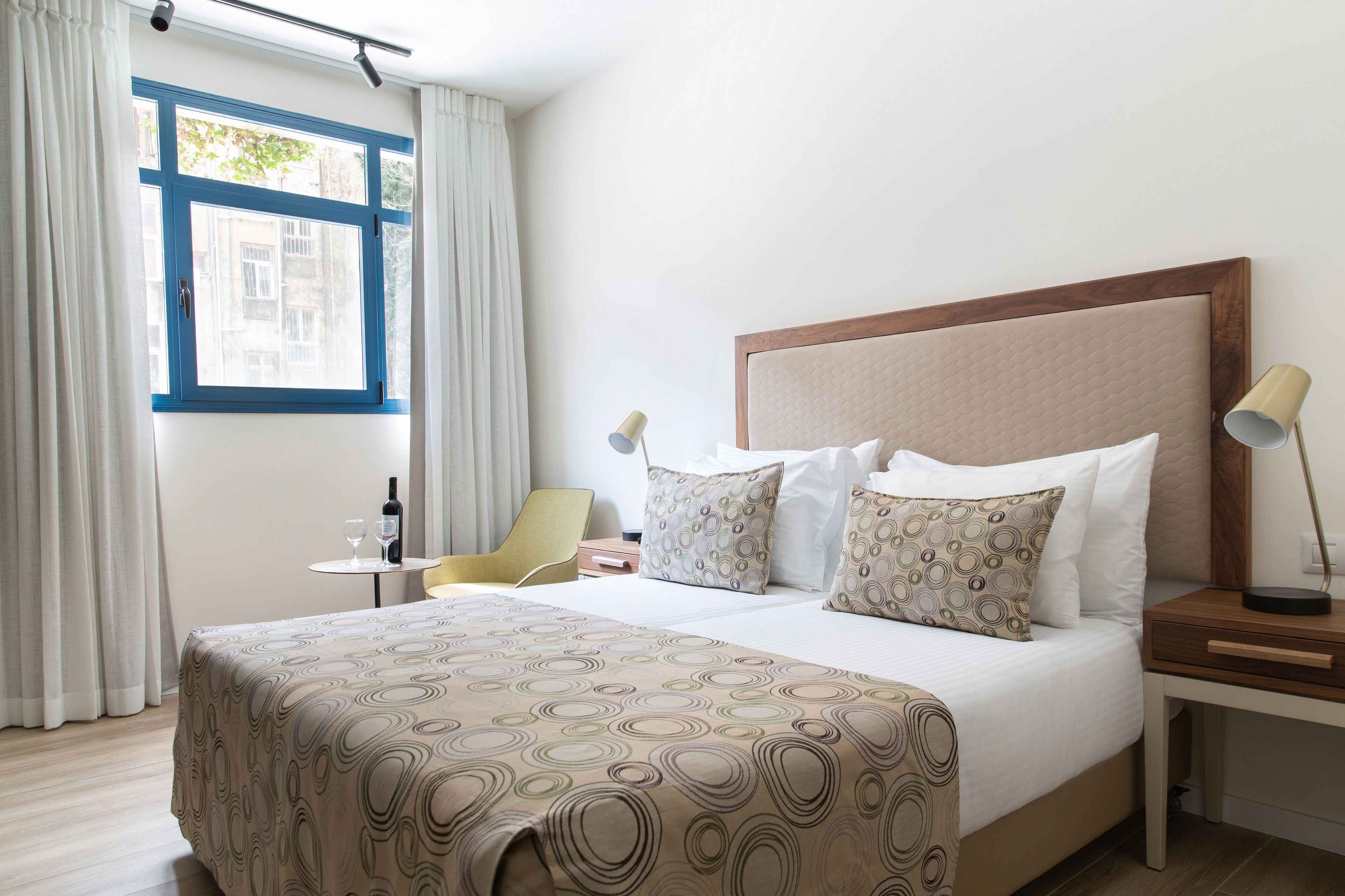 Superior kamer | Luxe beddengoed, een minibar, een kluis op de kamer, een bureau