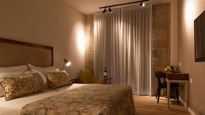Ropa de cama de alta calidad, minibar, caja fuerte y escritorio