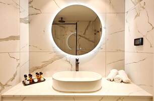 Standard Double or Twin Room | Bathroom | Shower, hair dryer, towels