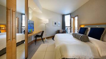 Family Room (Water Front PV) | Minibar, in-room safe, desk, blackout drapes
