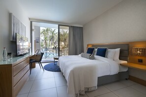 Minibar, caja de seguridad en la habitación y escritorio 