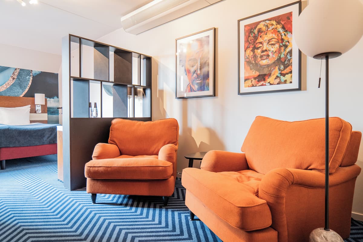Premium Room Four | 1 slaapkamer, een kluis op de kamer, een bureau, een laptopwerkplek