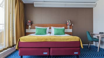 Caja de seguridad en la habitación y escritorio