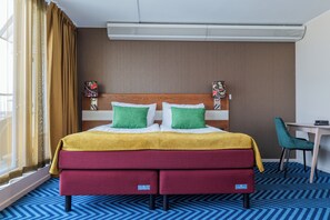 Premium kamer | Een kluis op de kamer, een bureau, een laptopwerkplek