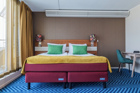 Premium Room Balcony | Zimmersafe, Schreibtisch, laptopgeeigneter Arbeitsplatz