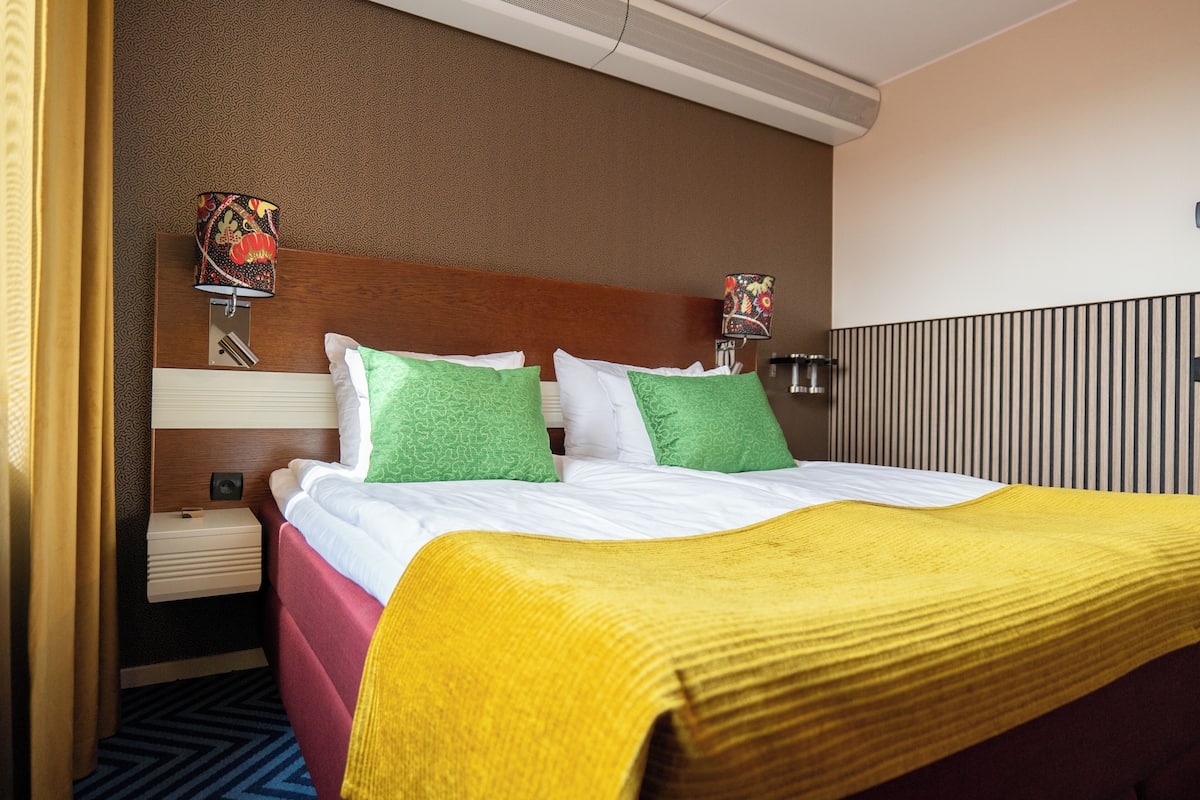 Premium Room | 1 slaapkamer, een kluis op de kamer, een bureau, een laptopwerkplek