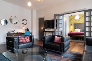 Svit | Värdeförvaringsskåp på rummet, skrivbord och arbetsyta för laptop